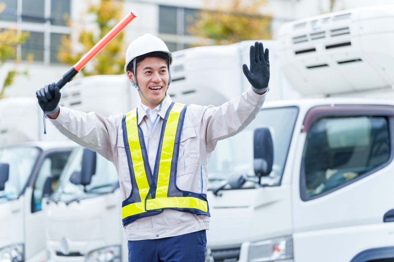 交通整理をする警備員AdobeStock_551951085